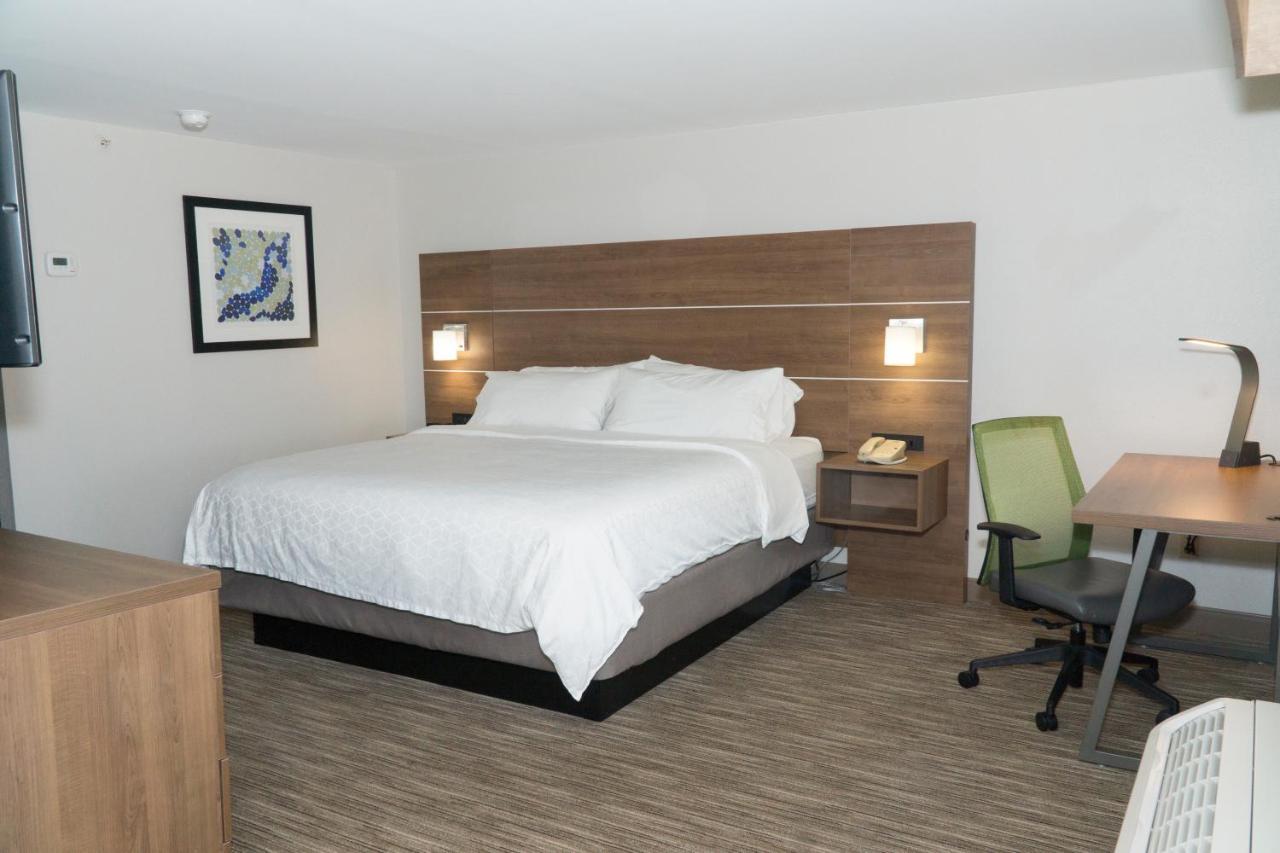 Holiday Inn Express Hotel & Suites Madison By Ihg Esterno foto