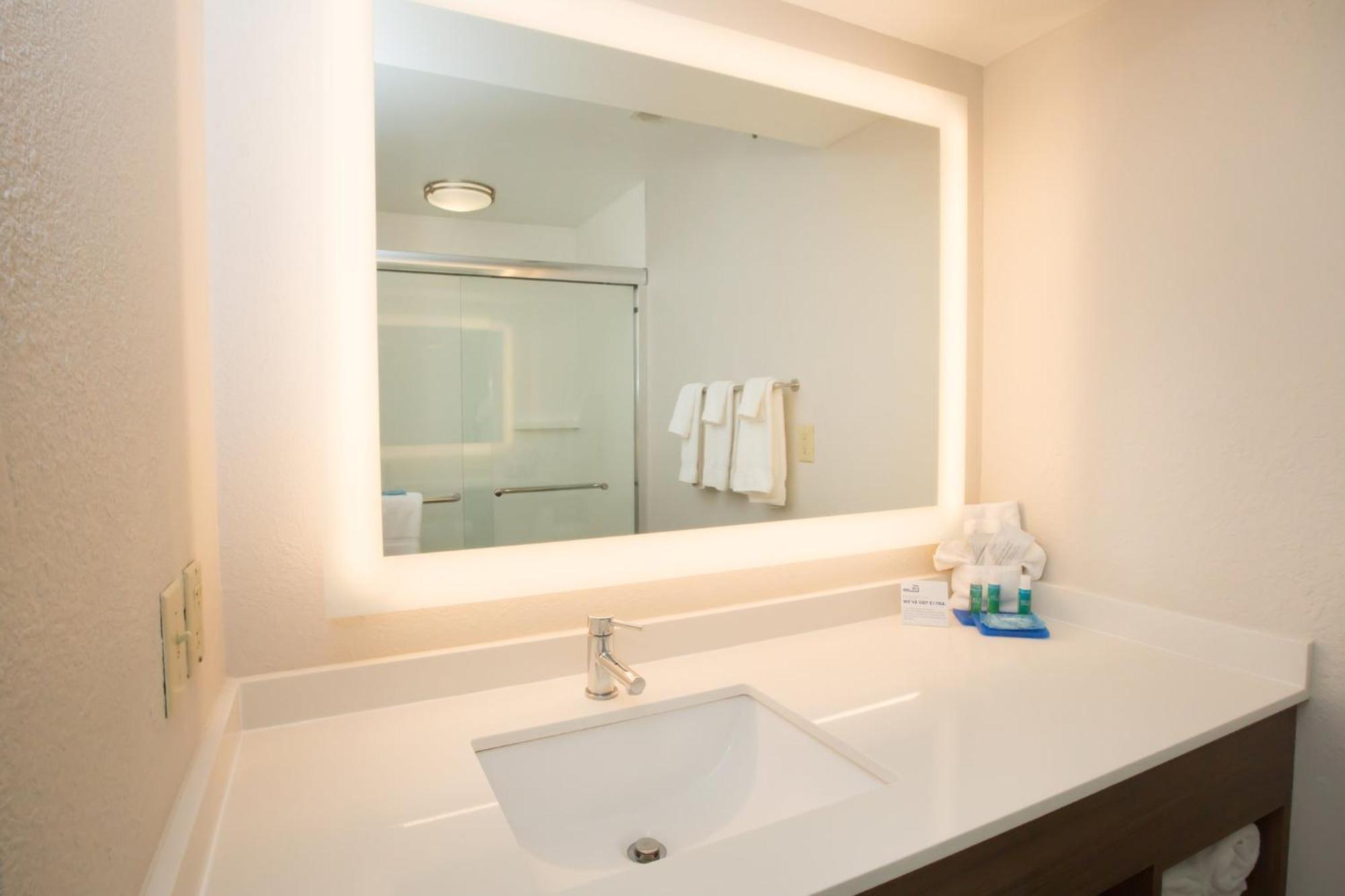 Holiday Inn Express Hotel & Suites Madison By Ihg Esterno foto